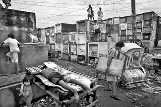 Living in the Navotas Cemetary Living in the Navotas Cemetary